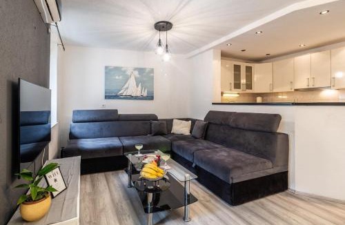 Kastel Stafilic Apartment | Spacious family apartment by the sea