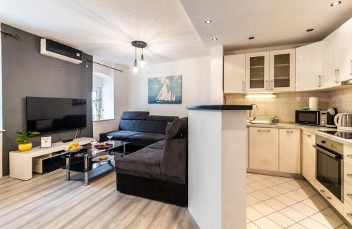 Kastel Stafilic Apartment | Spacious family apartment by the sea