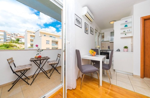Znjan Apartment | Spacious studio with balcony, close to the Znjan beach