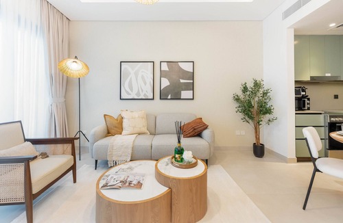 Al Wasl Apartment | Steps from the Park, Mall and The Green Planet, Minutes to Metro