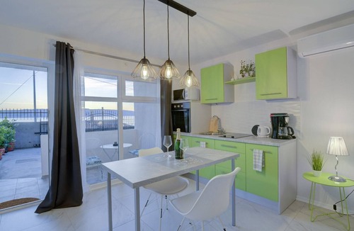 Vratarusa Apartment | Studio Apartment with Terrace Leona