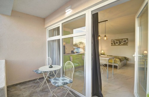 Vratarusa Apartment | Studio Apartment with Terrace Leona