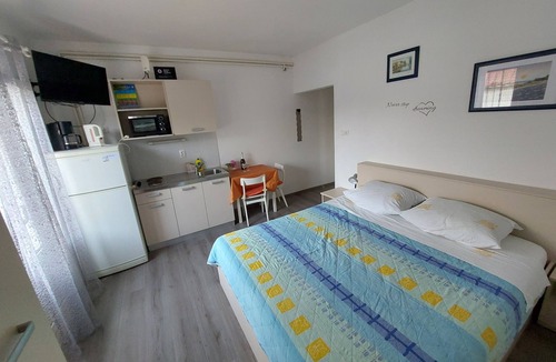 Supetarska Draga Apartment | Studio flat with balcony Supetarska Draga - Donja, Rab (AS-20773-a)
