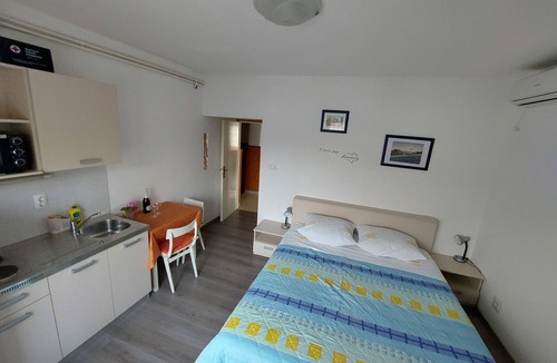 Supetarska Draga Apartment | Studio flat with balcony Supetarska Draga - Donja, Rab (AS-20773-a)