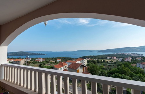 Seget Vranjica Apartment | Studio flat with terrace and sea view Seget Vranjica, Trogir (AS-12499-a)