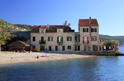 Komiza Apartment | Studio flat with terrace and sea view Komiža, Vis (AS-26985-a)