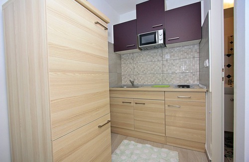 Supetar Apartment | Studio flat with terrace Supetar, Brač (AS-5665-a)