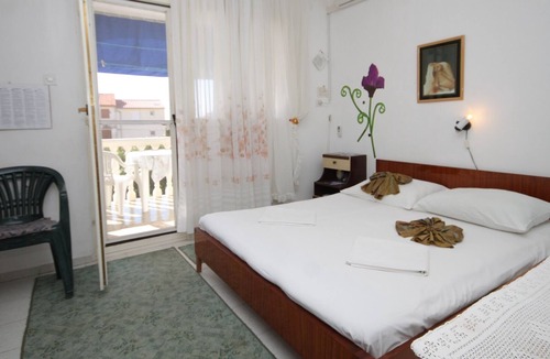 Komiza Apartment | Studio flat with terrace Komiža, Vis (AS-8926-a)