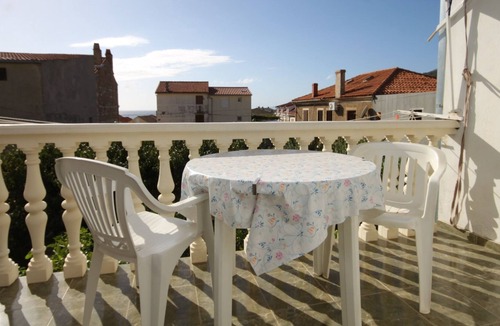 Komiza Apartment | Studio flat with terrace Komiža, Vis (AS-8926-a)