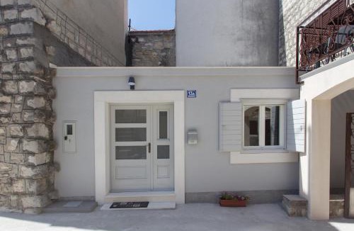 Kastel Gomilica Apartment | Studio Nomadic Kastela