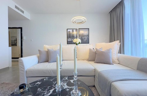 Dubai Marina Apartment | Stunning 1BR in Stella Maris, City View, Marina