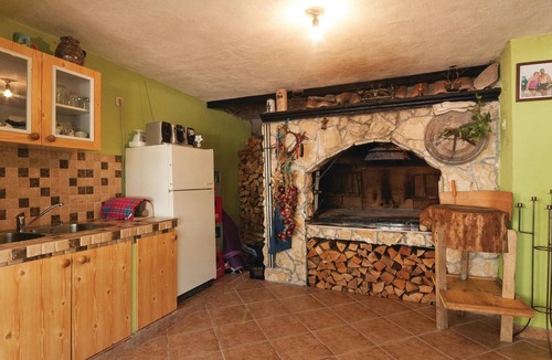 Pakostane Apartment | Stunning apartment in Pakostane with WiFi