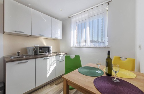Valbandon Apartment | Stunning apartment in Valbandon with WiFi
