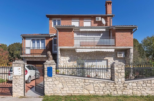 Valbandon Apartment | Stunning apartment in Valbandon with WiFi