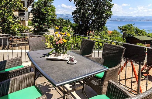 Ika Apartment | Stunning apartment in Ika with house sea view