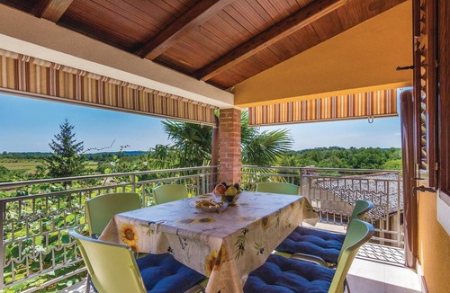 Pican Apartment | Stunning apartment in Pican with WiFi