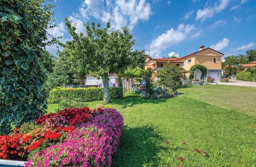 Pican Apartment | Stunning apartment in Pican with WiFi