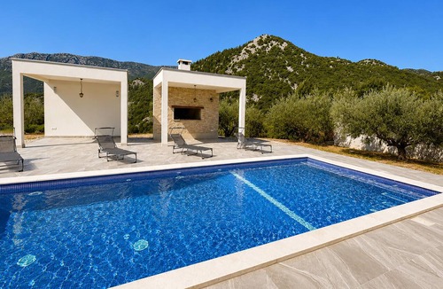 Dusina Apartment | Stunning apartment in Vrgorac with outdoor swimming pool