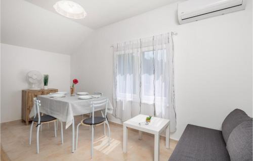 Vlasici Apartment | Stunning Apartment In Vlasici With House Sea View