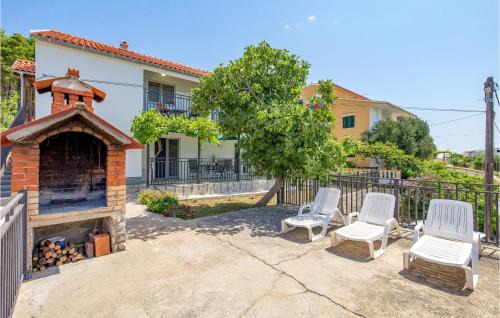 Vlasici Apartment | Stunning Apartment In Vlasici With Wifi