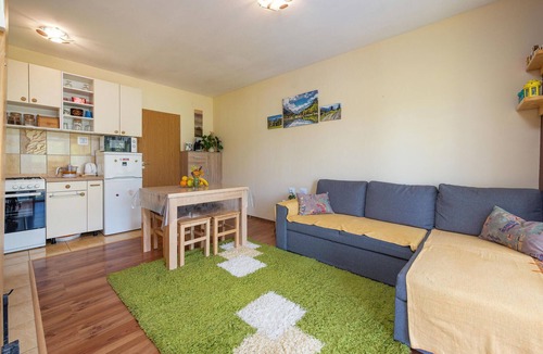 Gracac House | Stunning home in Kunovac Kupirovacki with WiFi