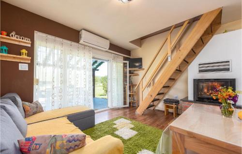 Gracac House | Stunning Home In Kunovac Kupirovacki With Wifi