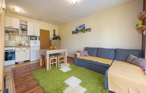 Gracac House | Stunning Home In Kunovac Kupirovacki With Wifi