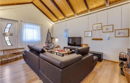 Ledenice House | Stunning Home In Bater With Wifi