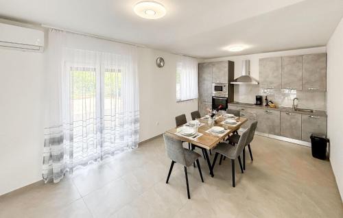Donji Prolozac House | Stunning Home In Donji Prolozac