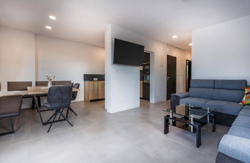 Dekani House | Stunning home in Dekani with private swimming pool, can be inside or outside