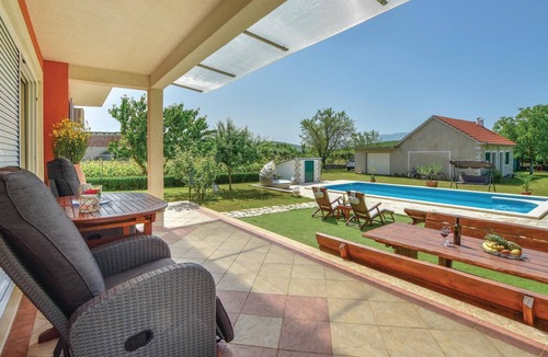 Dicmo House | Stunning home in Dicmo