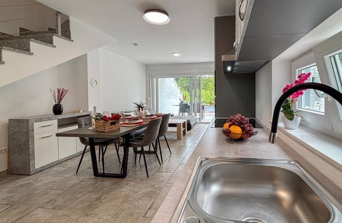 Gabonjin House | Stunning home in Gabonjin