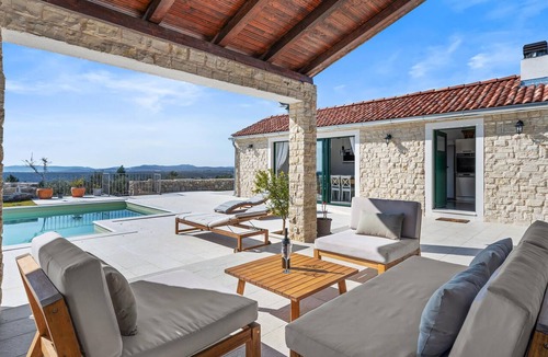 Velim House | Stunning home in Krkovic