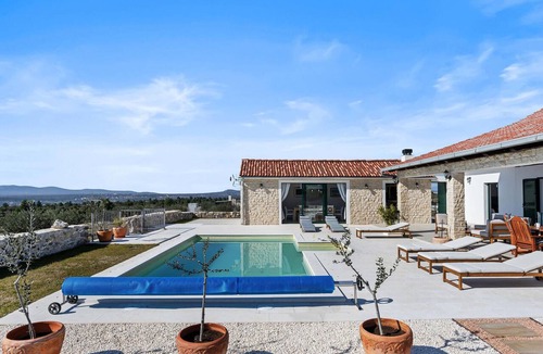 Velim House | Stunning home in Krkovic