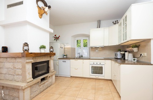 Central Dalmatia House | Stunning home in Krstatice