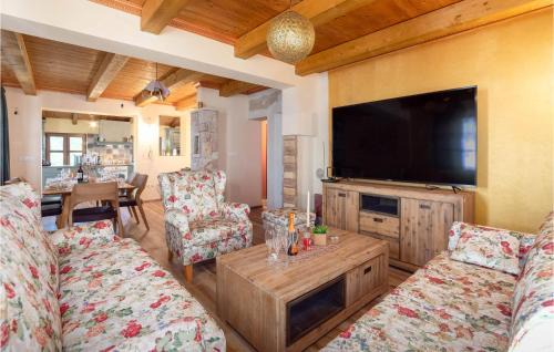 Trilj House | Stunning Home In Lovrec With Sauna