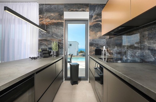 Jakisnica House | Stunning home in Lun with sauna