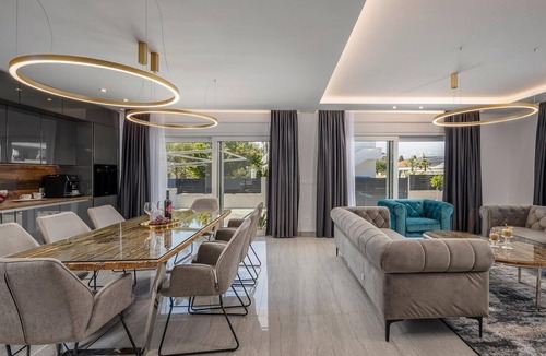 Sukosan House | Stunning home in Sukosan with WiFi