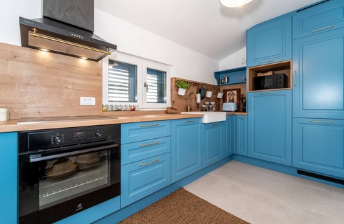 Zdrelac House | Stunning home in Zdrelac with private swimming pool, can be inside or outside
