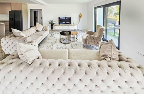 Donji Prolozac Villa | Stunning private villa for 10 people with WIFI, private pool, A/C, TV, terrace and panoramic view