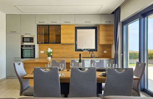 Viskovici Villa | Stunning private villa for 7 people with WIFI, private pool, hot tub, A/C, TV and terrace