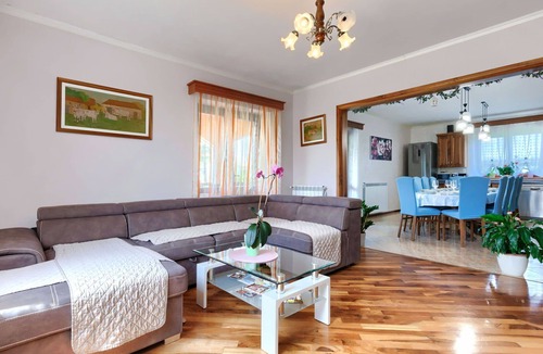Pican House | Stunning private villa for 13 guests with private pool, WIFI, TV and terrace