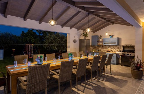 Pican House | Stunning private villa for 13 guests with private pool, WIFI, TV and terrace