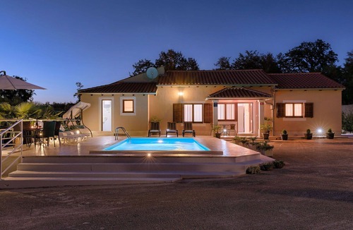 Zabrezani House | Stunning private villa for 8 guests with A/C, WIFI, private pool, TV and patio