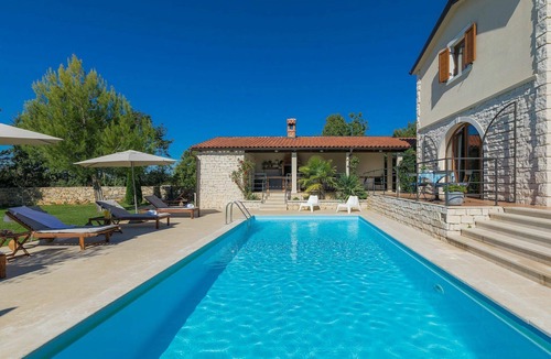Cabrunici Villa | Stunning private villa for 8 people with private pool, WIFI, A/C, TV, terrace and pets allowed