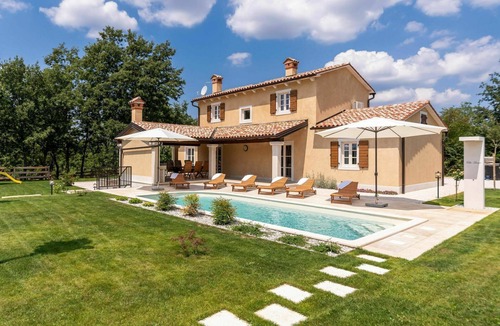 Bazgalji Villa | Stunning private villa for 6 people with private pool, WIFI, A/C, TV, terrace and pets allowed