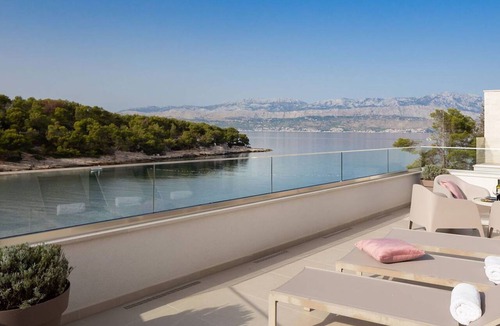 Splitska Villa | Stunning private villa for 12 people with A/C, private pool, WIFI, TV, terrace and pets allowed