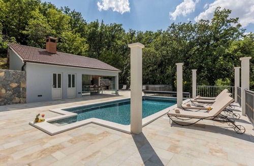 Omis Villa | Stunning private villa for 8 people with WIFI, hot tub, A/C, private pool and TV