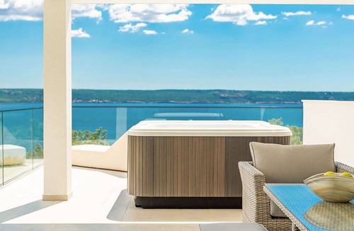 Maslenica Villa | Stunning private villa for 8 guests with A/C, WIFI, private pool, hot tub, TV and terrace