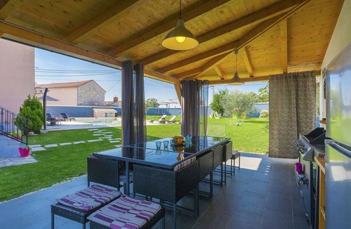 Orihi House | Stunning private villa for 12 people with WIFI, A/C, private pool, TV, terrace and pets allowed